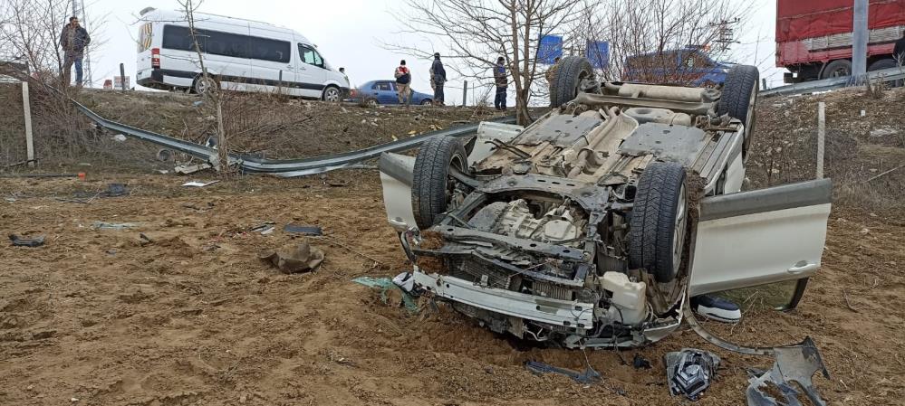 Elazığ’da Otomobil Bariyerlere Çarparak Takla Attı: 6 Yaralı