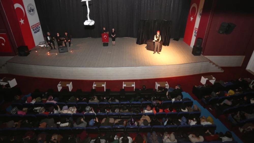 Elazığ’da Mehmet Akif Ersoy, ‘Bizim Akif’ Adlı Tiyatro Oyunuyla Anıldı…