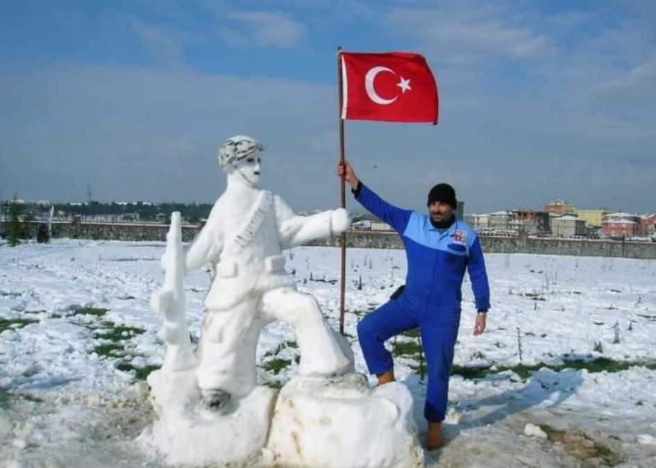 Oto Tamirci, Kardan Heykelleri İle Heykeltıraşlara Adeta Taş Çıkardı