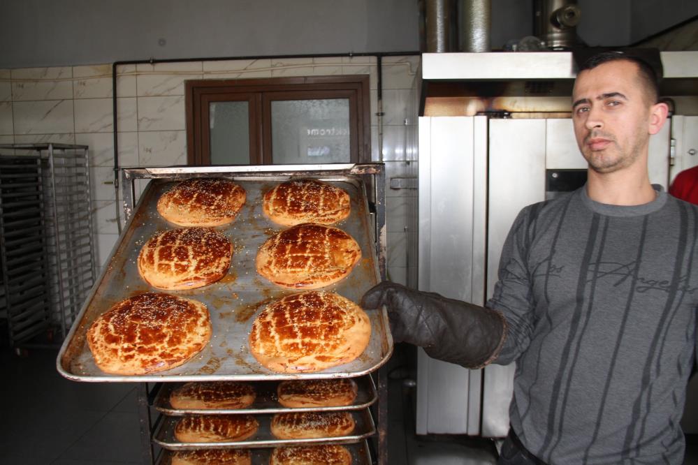 Elazığ’da Ramazan ayıyla birlikte ‘nohut ekmek’ tezgahtaki yerini aldı